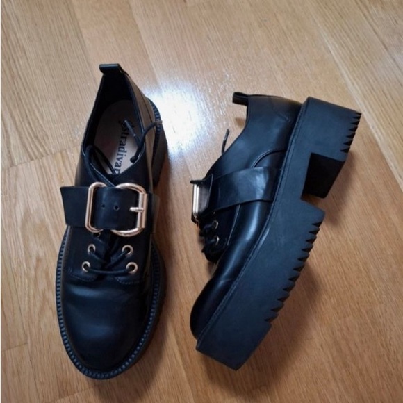 Stradivarius Black Leather Platform Shoes with Silver Buckle - Picture 2 of 11